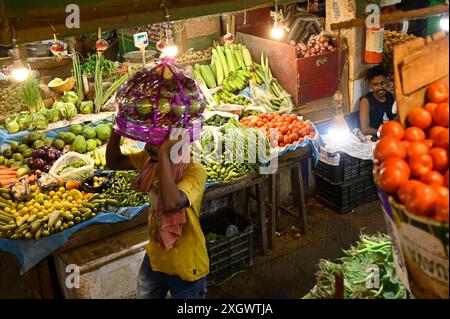 Kalkutta, Indien. Juli 2024. KALKUTTA, INDIEN - 10. JULI: Ein Verkäufer, der Gemüse auf dem VIP-Markt verkauft, da die Preise für Gemüse, Kartoffeln, Zwiebeln und andere Lebensmittel am 10. Juli 2024 in Kalkutta, Indien, sehr hoch sind. (Foto: Samir Jana/Hindustan Times/SIPA USA) Credit: SIPA USA/Alamy Live News Stockfoto