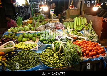 Kalkutta, Indien. Juli 2024. KALKUTTA, INDIEN - 10. JULI: Ein Gemüseverkäufer wartet auf den Kunden auf dem VIP-Markt, da die Preise für Gemüse, Kartoffeln, Zwiebeln und andere Lebensmittel am 10. Juli 2024 in Kalkutta, Indien, sehr hoch sind. (Foto: Samir Jana/Hindustan Times/SIPA USA) Credit: SIPA USA/Alamy Live News Stockfoto