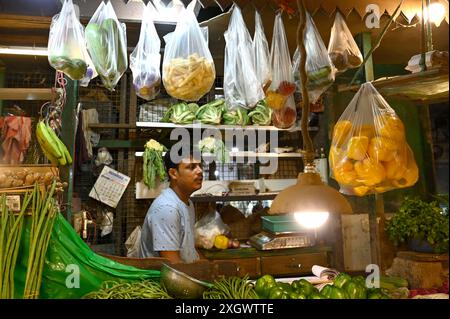 Kalkutta, Indien. Juli 2024. KALKUTTA, INDIEN - 10. JULI: Ein Händler stellt Gemüse und Obst in Einweg-Plastiktüten auf dem VIP-Markt aus, da die Preise für Gemüse, Kartoffeln, Zwiebeln und andere Lebensmittel am 10. Juli 2024 in Kalkutta, Indien, sehr hoch sind. (Foto: Samir Jana/Hindustan Times/SIPA USA) Credit: SIPA USA/Alamy Live News Stockfoto