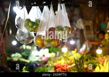 Kalkutta, Indien. Juli 2024. KALKUTTA, INDIEN - 10. JULI: Ein Händler stellt Gemüse und Obst in Einweg-Plastiktüten auf dem VIP-Markt aus, da die Preise für Gemüse, Kartoffeln, Zwiebeln und andere Lebensmittel am 10. Juli 2024 in Kalkutta, Indien, sehr hoch sind. (Foto: Samir Jana/Hindustan Times/SIPA USA) Credit: SIPA USA/Alamy Live News Stockfoto