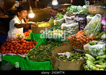 Kalkutta, Indien. Juli 2024. KALKUTTA, INDIEN - 10. JULI: Ein Verkäufer, der Gemüse auf dem VIP-Markt verkauft, da die Preise für Gemüse, Kartoffeln, Zwiebeln und andere Lebensmittel am 10. Juli 2024 in Kalkutta, Indien, sehr hoch sind. (Foto: Samir Jana/Hindustan Times/SIPA USA) Credit: SIPA USA/Alamy Live News Stockfoto
