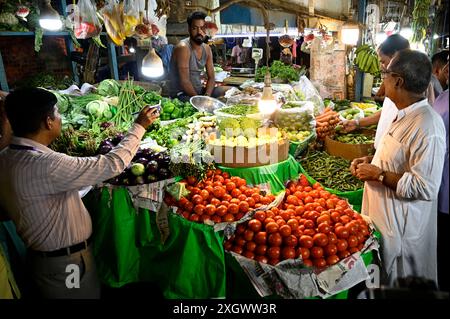 Kalkutta, Indien. Juli 2024. KOLKATA, INDIEN – 10. JULI: Beamte der Sondereinsatzgruppe überfallen den VIP-Markt, um den hohen Preis für Gemüse, Kartoffeln, Zwiebeln und andere Lebensmittel am 10. Juli 2024 in Kalkutta, Indien, zu regulieren. (Foto: Samir Jana/Hindustan Times/SIPA USA) Credit: SIPA USA/Alamy Live News Stockfoto