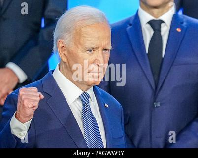 Washington, USA. Juli 2024. US-Präsident Joe Biden steht für ein Gruppenfoto mit anderen Staatschefs beim NATO-Gipfel. Biden widersprach der Frage eines Journalisten, ob Nancy Pelosi seine Präsidentschaftskandidatur noch immer unterstützt, mit geballter Faust. In einem Fernsehinterview am Mittwoch hatte sich Pelosi geweigert, ihren Parteikollegen eindeutig zu unterstützen. (Wiedergabe mit modifiziertem Bildbereich) Credit: Kay Nietfeld/dpa/Alamy Live News Stockfoto