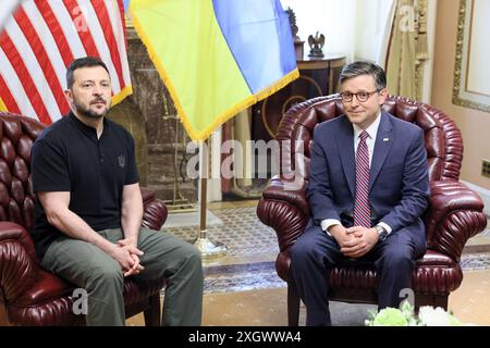 Washington, DC, USA. Juli 2024. Präsident der Ukraine Wolodymyr Zelenskyy trifft sich am 10. Juli 2024 mit dem Repräsentanten Mike Johnson (R-LA) im US-Kapitol in Washington DC. Foto: Jemal Countess/UPI Credit: UPI/Alamy Live News Stockfoto