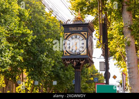 Zieruhr auf der Shota Rustaveli Avenue, einer der Hauptstraßen in Tiflis, Georgien. Stockfoto