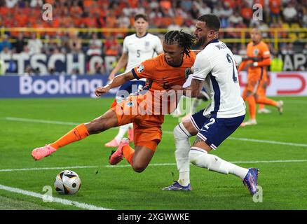 Nathan Ake (links) und Kyle Walker aus England kämpfen um den Ball während der UEFA Euro 2024, Halbfinalspiel im BVB Stadion Dortmund. Bilddatum: Mittwoch, 10. Juli 2024. Stockfoto