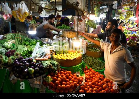Kalkutta, Indien. Juli 2024. KALKUTTA, INDIEN - 10. JULI: Ein Verkäufer, der Gemüse auf dem VIP-Markt verkauft, da die Preise für Gemüse, Kartoffeln, Zwiebeln und andere Lebensmittel am 10. Juli 2024 in Kalkutta, Indien, sehr hoch sind. (Foto: Samir Jana/Hindustan Times/SIPA USA) Credit: SIPA USA/Alamy Live News Stockfoto
