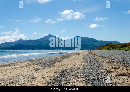 Blick auf die Mourne Mountains vom Murlough Beach mit blauem Himmel und schimmernden Wolken Stockfoto