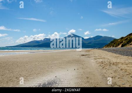 Blick auf die Mourne Mountains vom Murlough Beach mit blauem Himmel und schimmernden Wolken Stockfoto