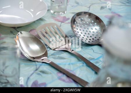 Edelstahl-Spachtel, eine für Reis, andere für Suppen und für Tabletts Stockfoto