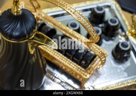 Schwarzer Hochglanzkaffee auf metallischem und goldenem Tablett für Feiertage und Familientreffen Stockfoto