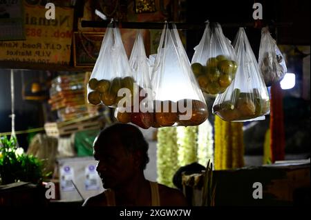 Kalkutta, Indien. Juli 2024. KALKUTTA, INDIEN - 10. JULI: Ein Händler stellt Gemüse und Obst in Einweg-Plastiktüten auf dem VIP-Markt aus, da die Preise für Gemüse, Kartoffeln, Zwiebeln und andere Lebensmittel am 10. Juli 2024 in Kalkutta, Indien, sehr hoch sind. (Foto: Samir Jana/Hindustan Times/SIPA USA) Credit: SIPA USA/Alamy Live News Stockfoto