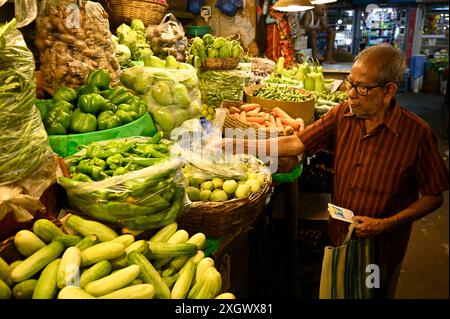 Kalkutta, Indien. Juli 2024. KALKUTTA, INDIEN - 10. JULI: Ein alter Mann kauft Gemüse auf dem VIP-Markt, da die Preise für Gemüse, Kartoffeln, Zwiebeln und andere Lebensmittel am 10. Juli 2024 in Kalkutta, Indien, sehr hoch sind. (Foto: Samir Jana/Hindustan Times/SIPA USA) Credit: SIPA USA/Alamy Live News Stockfoto