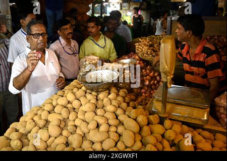 Kalkutta, Indien. Juli 2024. KOLKATA, INDIEN – 10. JULI: Beamte der Sondereinsatzgruppe überfallen den VIP-Markt, um den hohen Preis für Gemüse, Kartoffeln, Zwiebeln und andere Lebensmittel am 10. Juli 2024 in Kalkutta, Indien, zu regulieren. (Foto: Samir Jana/Hindustan Times/SIPA USA) Credit: SIPA USA/Alamy Live News Stockfoto