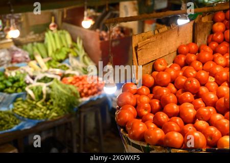 Kalkutta, Indien. Juli 2024. KALKUTTA, INDIEN - 10. JULI: Ein Verkäufer, der Gemüse auf dem VIP-Markt verkauft, da die Preise für Tomaten, Kartoffeln, Zwiebeln und andere Lebensmittel am 10. Juli 2024 in Kalkutta, Indien, sehr hoch sind. (Foto: Samir Jana/Hindustan Times/SIPA USA) Credit: SIPA USA/Alamy Live News Stockfoto