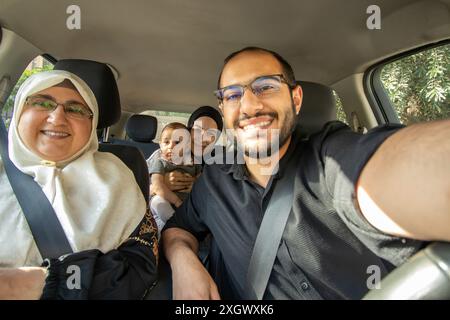 In diesem Sommer können Sie sich auf ein Familienabenteuer begeben, Verwandte besuchen, Picknicks genießen und Momente festhalten. Reisen Sie sicher mit Verwandtschaft und Freizeit über Jordanien A Stockfoto