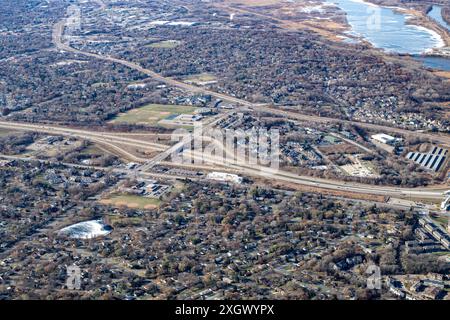 Eagan, Mn. Zeigt Cedar Ave und Diffley Road. Eine Schule auf beiden Seiten der Autobahn. Stockfoto