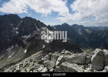 Blick von Vychodna Vysoka, hohe Tatra, Vysoke Tatry, Slowakei. Alpenlandschaft mit Berg- und felsigem Gipfel, Gipfel und Gipfel. Stockfoto