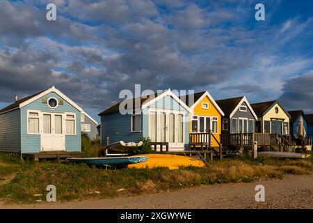 Hengistbury Head, Mudeford Spit, Christchurch, Dorset UK. Juli 2024. Wetter in Großbritannien: Warmer, sonniger Abend in Hengistbury Head, während das Sonnenlicht die Strandhütten beleuchtet, wo es einige der teuersten im Land gibt. Quelle: Carolyn Jenkins/Alamy Live News Stockfoto