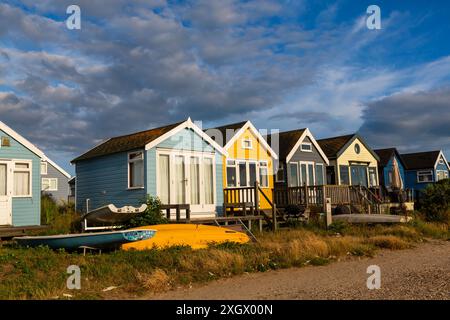 Hengistbury Head, Mudeford Spit, Christchurch, Dorset UK. Juli 2024. Wetter in Großbritannien: Warmer, sonniger Abend in Hengistbury Head, während das Sonnenlicht die Strandhütten beleuchtet, wo es einige der teuersten im Land gibt. Quelle: Carolyn Jenkins/Alamy Live News Stockfoto