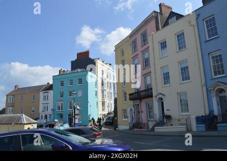 Gebäude im georgianischen Stil im Tenby Harbour am Ende der St Julian's Street. Tenby, Pembrokeshire, Wales, Vereinigtes Königreich. Juni 2024. Stockfoto