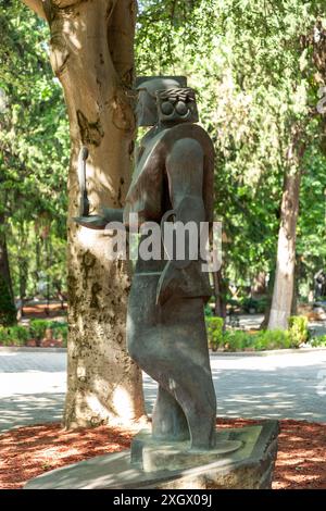 Tiflis, Georgien - 23. JUNI 2024: Bronzestatue von David Kakabadze, einem führenden georgischen Avantgarde-Maler, Grafiker und Szenendesigner, 9. April Stockfoto