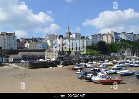 Farbenfrohe Häuser von Tenby vom Hafen und Pier Hill aus gesehen. Tenby, Pembrokeshire, Wales, Vereinigtes Königreich. Juni 2024. Stockfoto