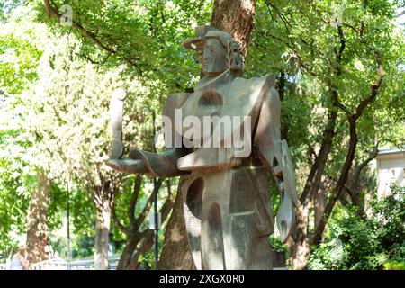 Tiflis, Georgien - 23. JUNI 2024: Bronzestatue von David Kakabadze, einem führenden georgischen Avantgarde-Maler, Grafiker und Szenendesigner, 9. April Stockfoto