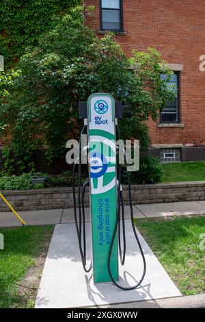 Minneapolis, Minnesota. Ladestation für Elektroautos für das Evie Car Sharing-Programm im Mittelklasse-Viertel Whittier. Stockfoto