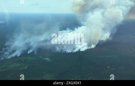 (240710) -- ALBERTA (KANADA), 10. Juli 2024 (Xinhua) -- ein Luftbild von Alberta Wildfire zeigt den Rauch, der am 2. Juli 2024 von den Waldbränden im Norden Albertas (Kanada) aufsteigt. Die von einer Hitzewelle im Westen Kanadas ausgelösten Bedingungen stellten am 9. Juli im Norden Albertas schwierige Bedingungen für die Feuerwehr dar. Über das Wochenende verbreiteten sich Warnungen vor Wildbränden in Alberta mit extremen Temperaturen und unkontrollierten Bränden in den nördlichen Gebieten der Provinz. (Alberta Wildfire/Handout Via Xinhua) Stockfoto