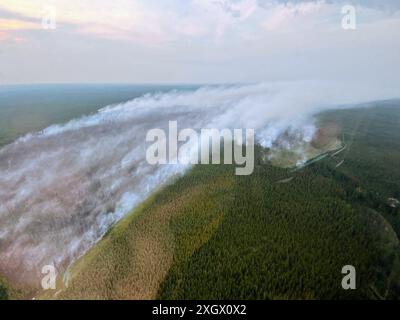 (240710) -- ALBERTA (KANADA), 10. Juli 2024 (Xinhua) -- ein Luftbild von Alberta Wildfire zeigt den Rauch, der am 2. Juli 2024 von den Waldbränden im Norden Albertas (Kanada) aufsteigt. Die von einer Hitzewelle im Westen Kanadas ausgelösten Bedingungen stellten am 9. Juli im Norden Albertas schwierige Bedingungen für die Feuerwehr dar. Über das Wochenende verbreiteten sich Warnungen vor Wildbränden in Alberta mit extremen Temperaturen und unkontrollierten Bränden in den nördlichen Gebieten der Provinz. (Alberta Wildfire/Handout Via Xinhua) Stockfoto