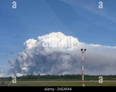 (240710) -- ALBERTA (KANADA), 10. Juli 2024 (Xinhua) -- Foto von Alberta Wildfire zeigt Rauchentwicklung, die am 2. Juli 2024 von Waldbränden im Norden Albertas (Kanada) aufsteigt. Die von einer Hitzewelle im Westen Kanadas ausgelösten Bedingungen stellten am 9. Juli im Norden Albertas schwierige Bedingungen für die Feuerwehr dar. Über das Wochenende verbreiteten sich Warnungen vor Wildbränden in Alberta mit extremen Temperaturen und unkontrollierten Bränden in den nördlichen Gebieten der Provinz. (Alberta Wildfire/Handout Via Xinhua) Stockfoto