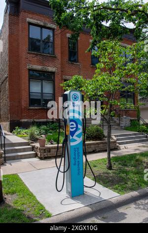 Minneapolis, Minnesota. Öffentliche Ladestation für Elektroautos in der Mittelklasse-Nachbarschaft. Stockfoto