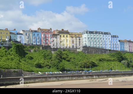 Farbenfrohe Häuser von Tenby vom Hafen und Pier Hill aus gesehen. Tenby, Pembrokeshire, Wales, Vereinigtes Königreich. Juni 2024. Stockfoto