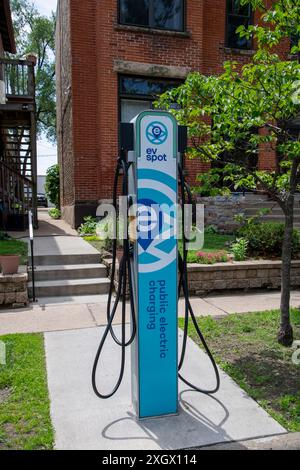 Minneapolis, Minnesota. Öffentliche Ladestation für Elektroautos in der Mittelklasse-Nachbarschaft. Stockfoto