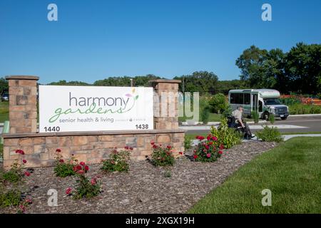 Maplewood, Minnesota. Eine ältere Frau im Rollstuhl geht zurück zu ihrem Zimmer in einem Pflegeheim Stockfoto