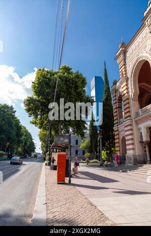 Tiflis, Georgien - 23. JUNI 2024: Die Shota Rustaveli Avenue, eine der Hauptstraßen in Tiflis, Georgien, verbindet den Rosenrevolutionationsplatz mit dem Stockfoto