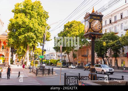 Tiflis, Georgien - 23. JUNI 2024: Die Shota Rustaveli Avenue, eine der Hauptstraßen in Tiflis, Georgien, verbindet den Rosenrevolutionationsplatz mit dem Stockfoto