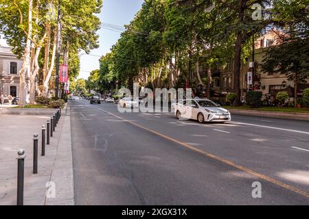 Tiflis, Georgien - 23. JUNI 2024: Die Shota Rustaveli Avenue, eine der Hauptstraßen in Tiflis, Georgien, verbindet den Rosenrevolutionationsplatz mit dem Stockfoto