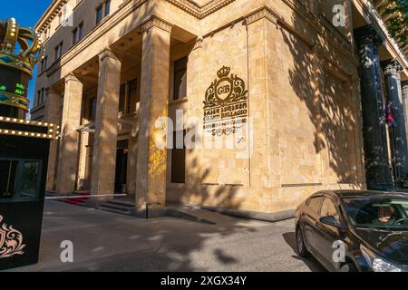 Tiflis, Georgien - 23. JUNI 2024: Das Grand Bellagio Tbilisi ist ein Hotel und Kasino an der Rustaveli Avenue in Tiflis, Georgien. Stockfoto