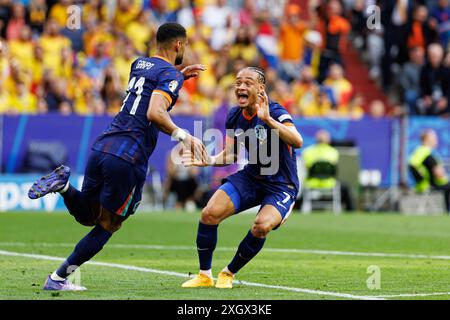 Cody Gakpo, Xavi Simons feierte während des Achtelfinales der UEFA Euro 2024 zwischen den Nationalmannschaften Rumäniens und der Niederlande in der Allianz Arena. Stockfoto