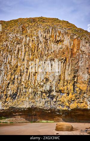 Die zerklüftete Klippe und die Graskante am Seal Rock Oregon Coastal Daytime View Stockfoto