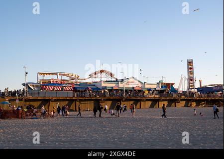 SANTA MONICA, KALIFORNIEN, USA: Die Sonne untergeht in einem weiteren Jahr über dem Pazifik am Silvesterabend am Santa Monica Pier in Santa Monica, CA. Stockfoto