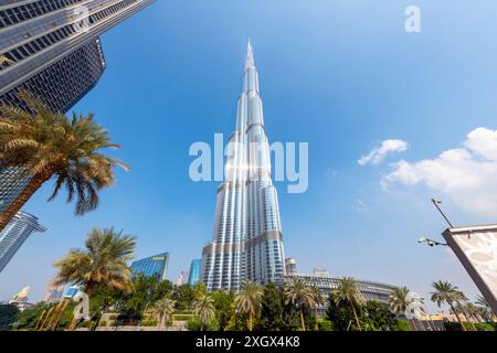 Flacher Blick auf den Burj Khalifa Wolkenkratzer, das höchste Gebäude der Welt, im kommerziellen Stadtzentrum von Dubai, Vereinigte Arabische Emirate. Stockfoto