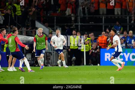 Englands Ollie Watkins (rechts) feiert, nachdem sie im Halbfinalspiel der UEFA Euro 2024 im BVB Stadion Dortmund in Dortmund das zweite Tor ihrer Mannschaft erzielt hat. Bilddatum: Mittwoch, 10. Juli 2024. Stockfoto