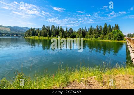 Der malerische Pend Oreille River im Priest River, Idaho, der an einem Sommertag unter dem Hauptautobahn North im nördlichen Idaho verläuft. Stockfoto