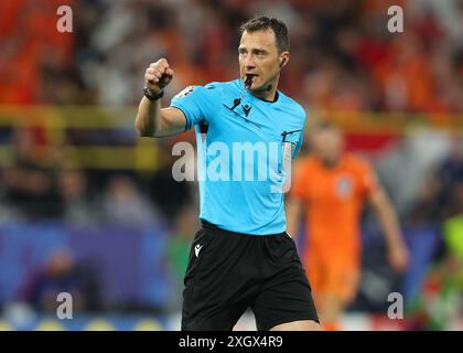 Dortmund, Deutschland. Juli 2024. Schiedsrichter Felix Zwayer beim Halbfinalspiel der UEFA-Europameisterschaften im BVB-Stadion Dortmund. Der Bildnachweis sollte lauten: Paul Terry/Sportimage Credit: Sportimage Ltd/Alamy Live News Stockfoto