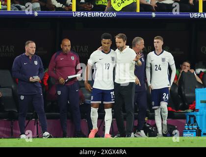 Dortmund, Deutschland. Juli 2024. Gareth Southgate Manager von England trifft auf Ollie Watkins von England während des Halbfinalspiels der UEFA-Europameisterschaften im BVB Stadion in Dortmund. Der Bildnachweis sollte lauten: Paul Terry/Sportimage Credit: Sportimage Ltd/Alamy Live News Stockfoto