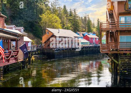 Historische farbenfrohe Geschäfte entlang des Ketchikan Creek in der Creek Street, ein beliebtes Touristenziel und Kreuzfahrthafen in der alaskischen Stadt Ketchikan, Alaska Stockfoto