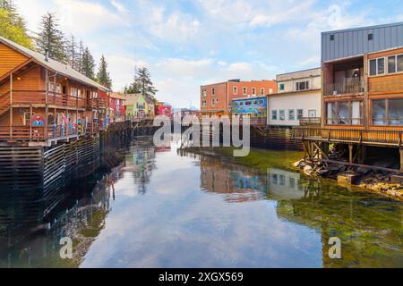 Historische farbenfrohe Geschäfte entlang des Ketchikan Creek in der Creek Street, ein beliebtes Touristenziel und Kreuzfahrthafen in der alaskischen Stadt Ketchikan, Alaska. Stockfoto